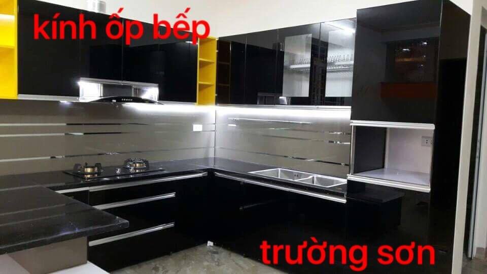 Kính ốp bếp style black