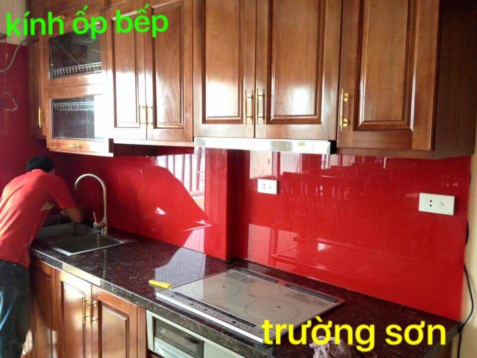Kính ốp bếp style đỏ